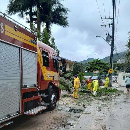 Bombeiros alertam para risco de deslizamentos após chuva em SC