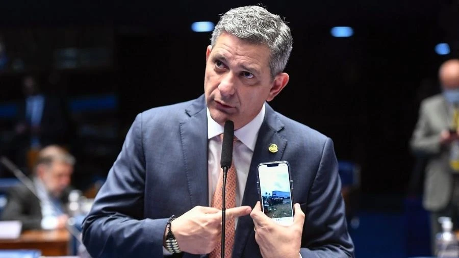 Eduardo tentou, mas não atrapalhou comitiva nos EUA, diz senador do PT