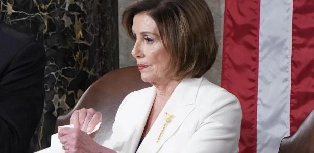Nancy Pelosi diz esperar 2 lados 'sentados à mesa' para discutir pacote nos EUA