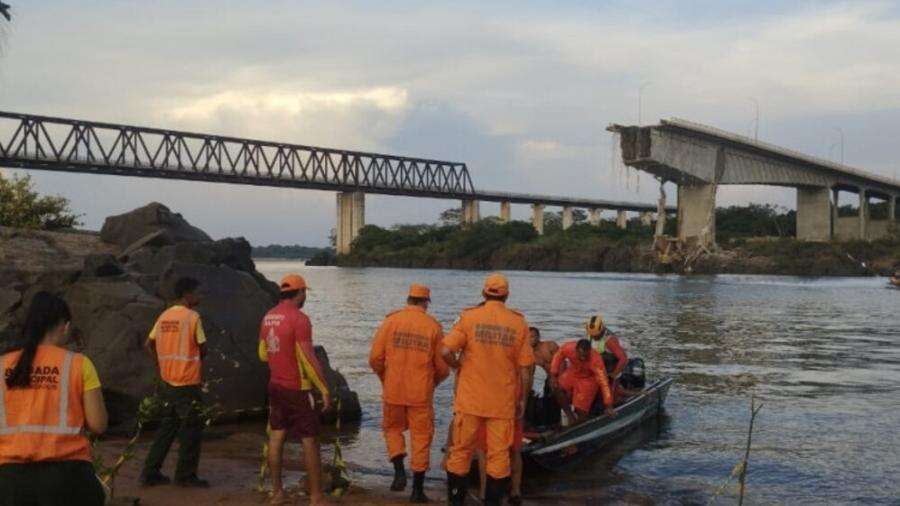 Caminhão com ácido sulfúrico caiu após ponte desabar; buscas são suspensas