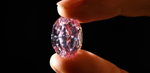 Excepcional diamante rosa russo vai a leilão por US$ 38 mi em Genebra