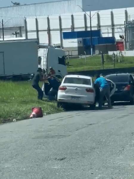 Vídeo flagra sequestro de taxista em rodovia na Bahia; assista