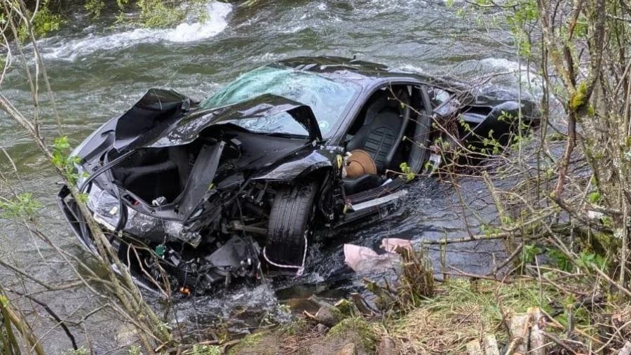 Casal morre após Ferrari de R$ 2,3 milhões cair em rio na Espanha