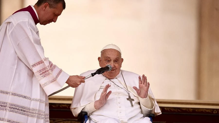 Papa Francisco faz aparição surpresa no Vaticano durante Domingo de Ramos