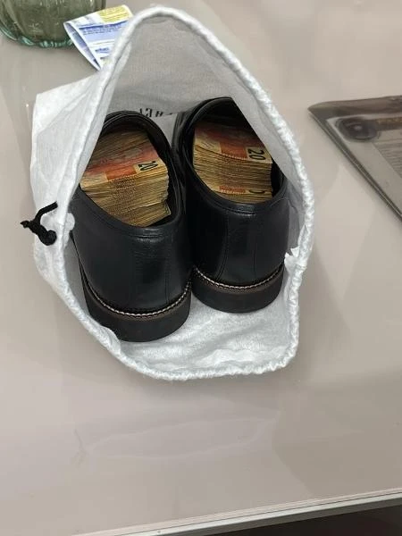 PF encontra dinheiro no sapato do primo do deputado Elmar Nascimento Natália Portinari