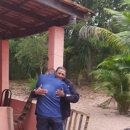 Filhos reencontram pai depois de 28 anos com a ajuda de campanha de DNA