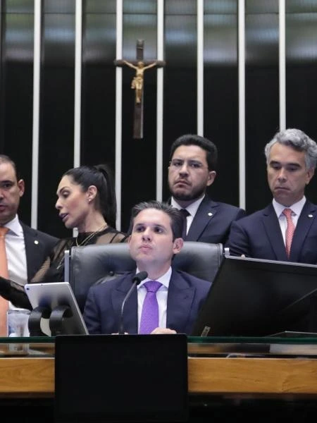 Após se unirem por blindagem, centrão e oposição miram urgência da anistia Letícia Casado - Colunista, Lucas Borges Teixeira e Felipe Pereira