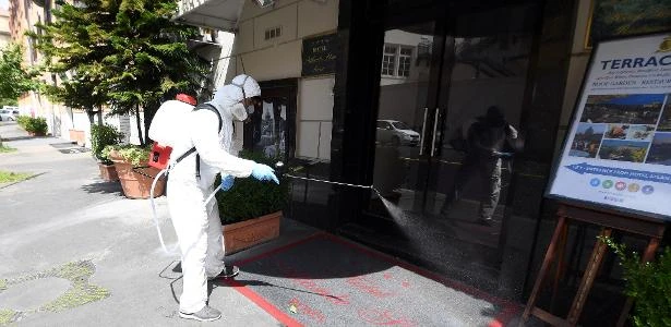 Italianos protestam contra restrições impostas devido ao coronavírus