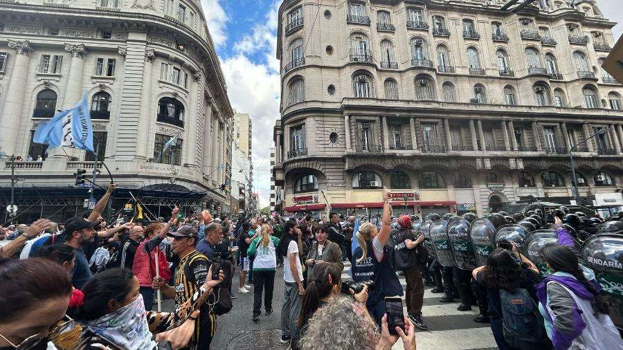 Gás, bala de borracha e detidos em protesto de aposentados na Argentina Coluna de Amanda Cotrim