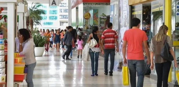 Comércio vive altos e baixos em julho; queda no e-commerce acende alerta
