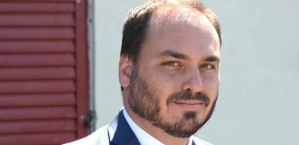 Época: assessora fez saques suspeitos quando trabalhou para Flávio e Carlos