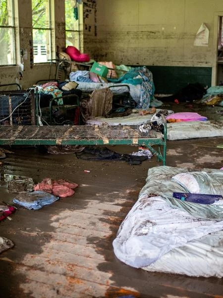Diretor atrasa evacuação em acampamento no Texas; 27 pessoas morreram