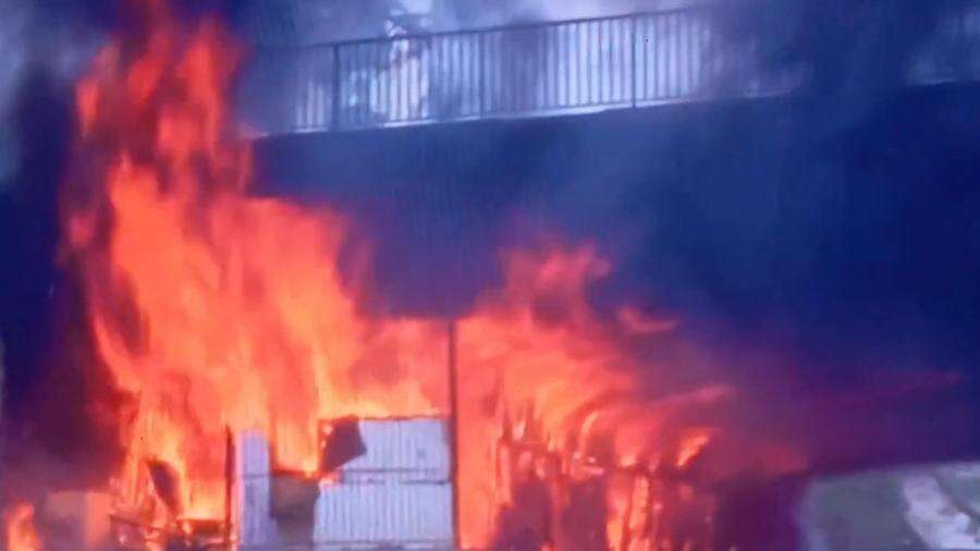 Incêndio sob viaduto interdita avenida 23 de maio em São Paulo