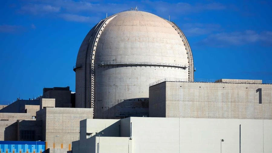 Drone atinge usina nuclear de Abu Dhabi; autoridades descartam risco