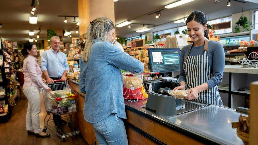 Falta mão de obra: supermercados 'caçam' trabalhadores em 8 funções-chave