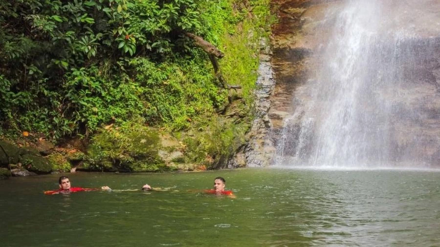 Jovem pula em ponto raso de cachoeira e bate a cabeça no fundo em MT