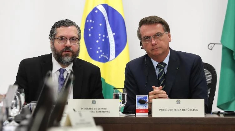 Bolsonaro mantém apoio a Ernesto e resiste à pressão por troca no Itamaraty