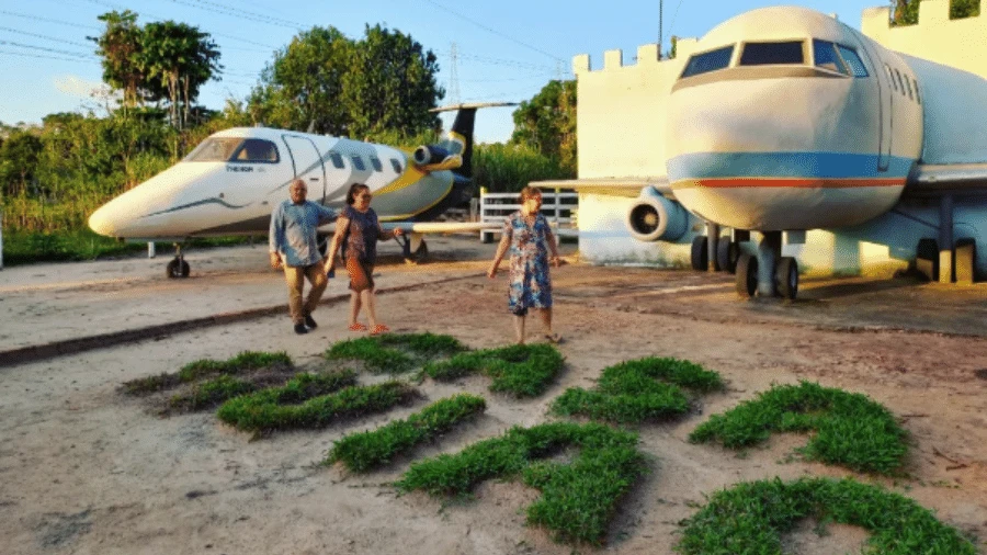 'Não podendo comprar, resolvi construir um': ele tem aviões em casa