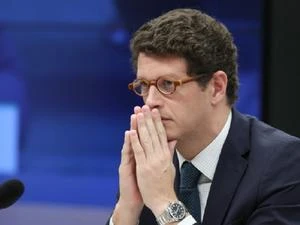 Salles: Governo foi irresponsável ao não tentar negociar tarifaço com EUA
