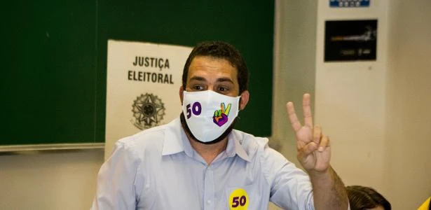 Boulos vota em São Paulo e crê em TV e debates para bater Covas no 2º turno