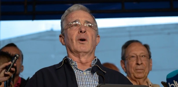 Ex-presidente colombiano Álvaro Uribe é libertado por ordem de juíza