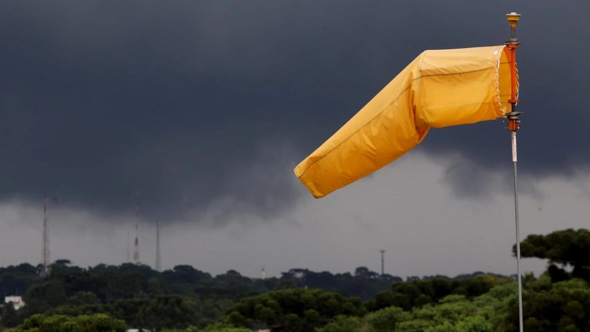 Feriado de Páscoa: Estado de SP terá chuva forte no sábado e queda de temperatura no domingo