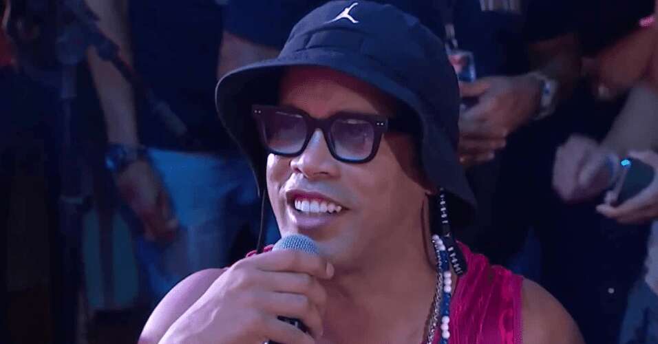 Ronaldinho Gaúcho surge em trio no carnaval de Salvador e brinca com Tierry: 