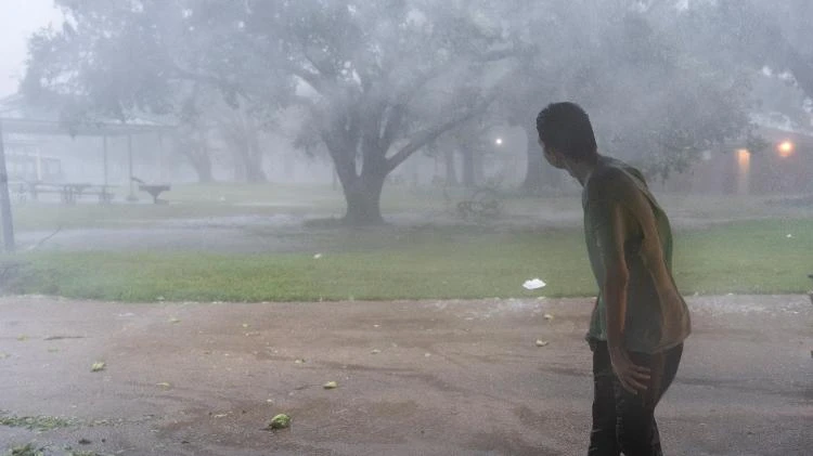 Furacão Delta perde força e avança pela Louisiana como tempestade tropical