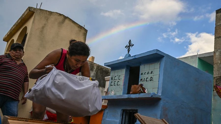 Por que famílias no México limpam ossos de falecidos antes do Dia dos Mortos