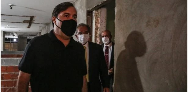 Maia acusa presidente do BC de vazar conversa privada; depois, volta atrás