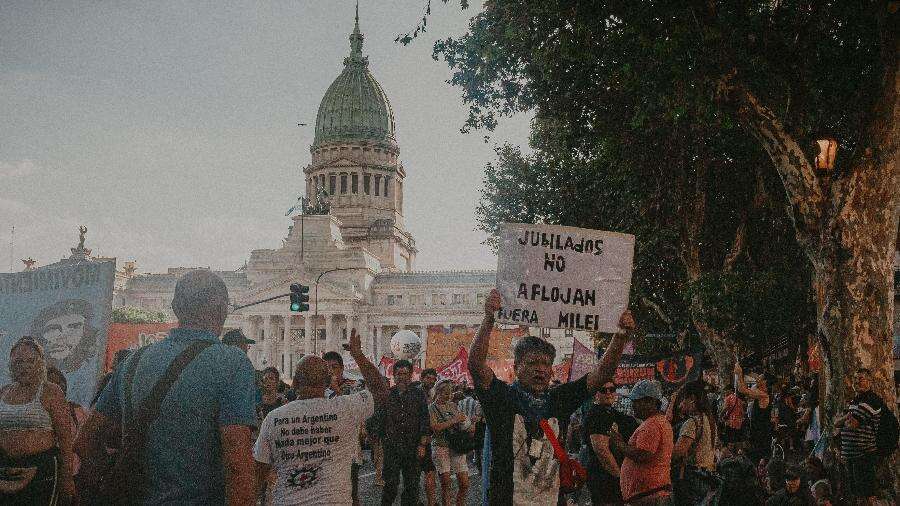 Aposentados desafiam ameaças e reforço policial em protesto contra Milei Coluna de Amanda Cotrim