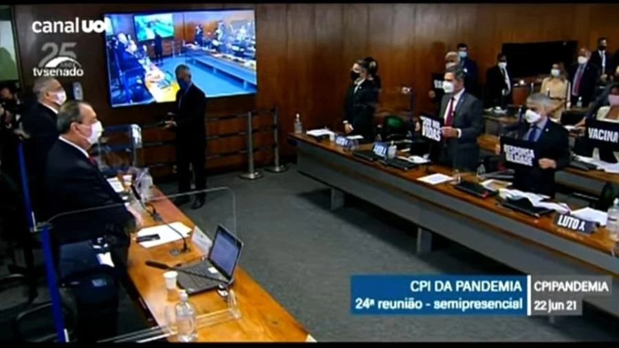 Senadores da oposição colocam placas de luto por 500 mil mortes pela covid