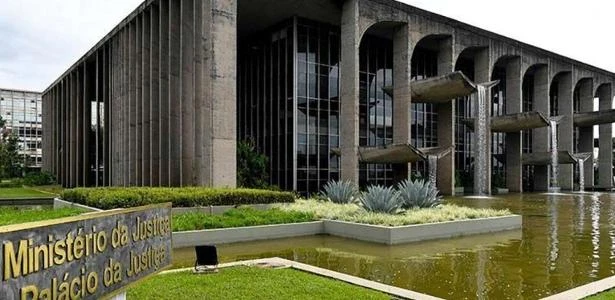 PF prende responsável por carro que invadiu Ministério da Justiça
