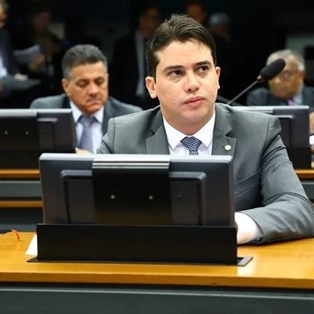 Alvo da PF, Mano (PSB) foi expulso do PL e é o nome de Cid Gomes ao Senado Carlos Madeiro