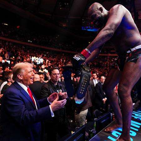 UFC: Jones agradece presença de Trump e faz dancinha do presidente; veja