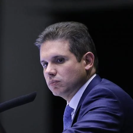 Oposição pede fim do recesso e reunião de emergência com Motta