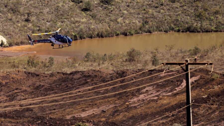 Helicóptero dos Bombeiros cai durante buscas por monomotor em MG