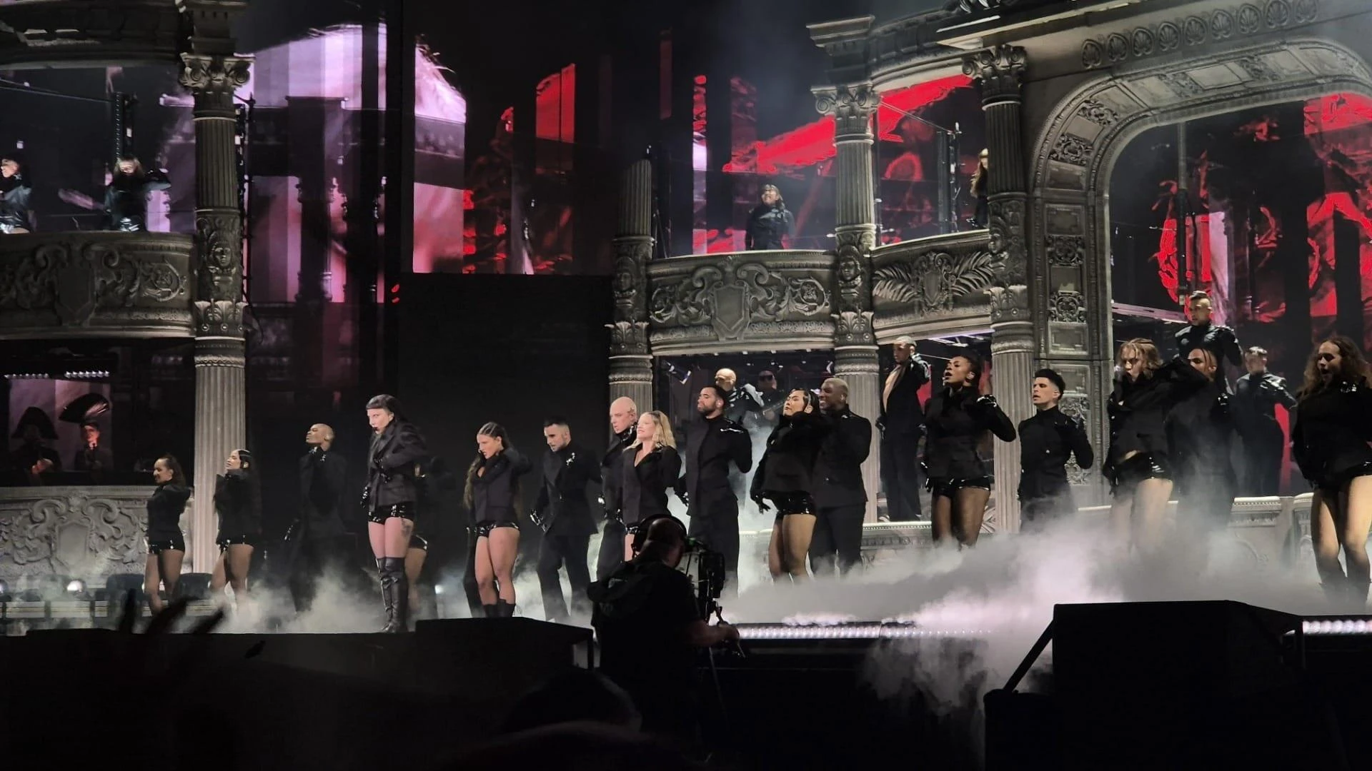Em ópera gótica, Lady Gaga declara amor ao Brasil e mostra que está no seu auge