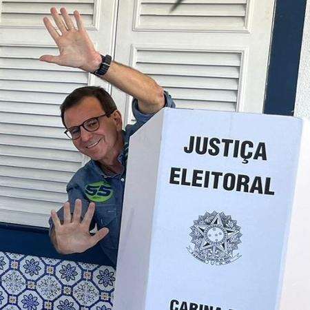 Eduardo Paes vota no Rio com expectativa de se reeleger no primeiro turno