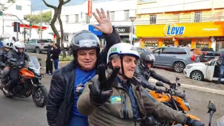 Bolsonaro participa de 'motociata' em Chapecó (SC)