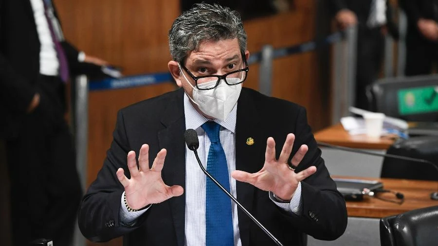 Senador do PT diz que denunciou Bolsonaro na PGR por tráfico de influência