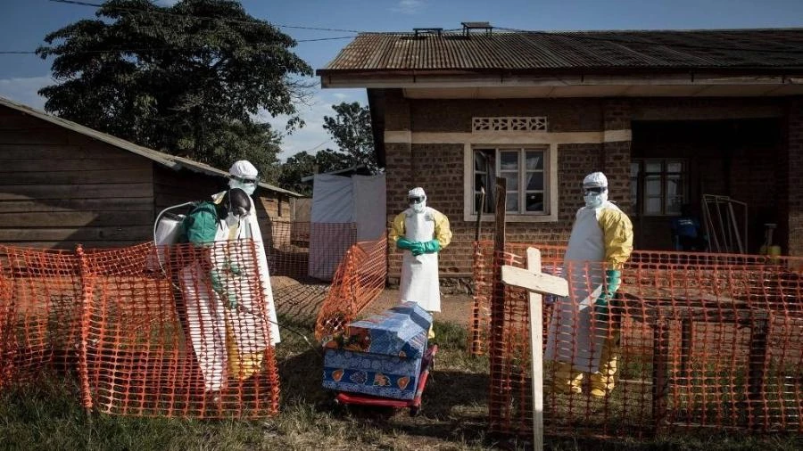 Surto de ebola na África liga alerta; risco para brasileiros ainda é baixo