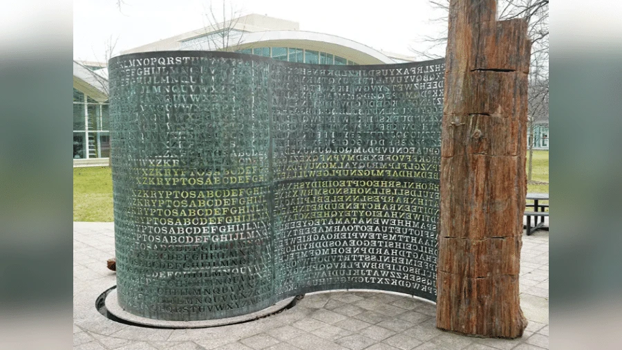 Segredo escondido em escultura da CIA há 35 anos é descoberto e causa briga