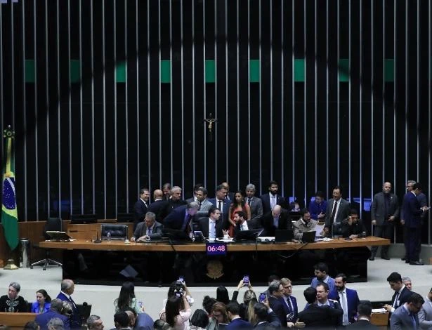 Câmara dos Deputados aprova urgência de projeto que proíbe descontos automáticos no INSS