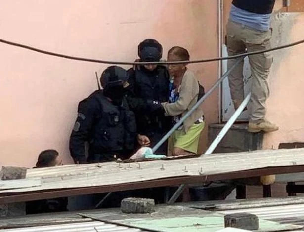 Bope resgata mulher que era mantida refém pelo próprio filho em Duque de Caxias (RJ)