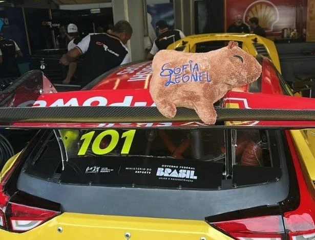 Gianluca Petecof apresenta capivara da Racing KTF: 'Mais que um presente, é uma causa especial'