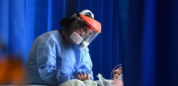 Brasil tem 340 mortes novas por covid em 24 horas, aponta consórcio