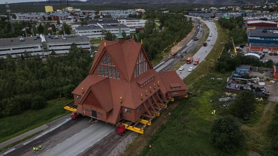 Igreja centenária de 672 toneladas é movida por 5 km na Suécia; veja vídeo