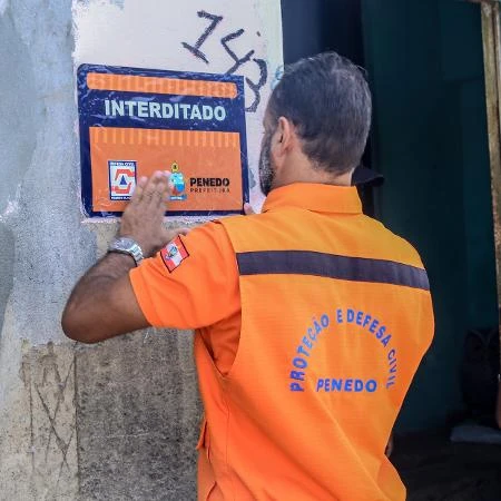Aquecimento misterioso do solo tira famílias de casas em AL: 'Sai fumaça' Carlos Madeiro