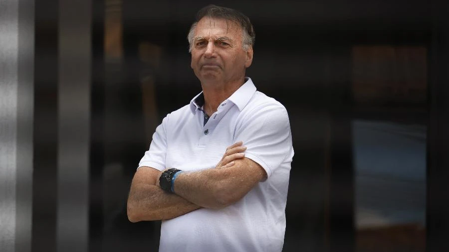 Em prisão domiciliar, Bolsonaro recebe beija-mão da segurança Josias de Souza